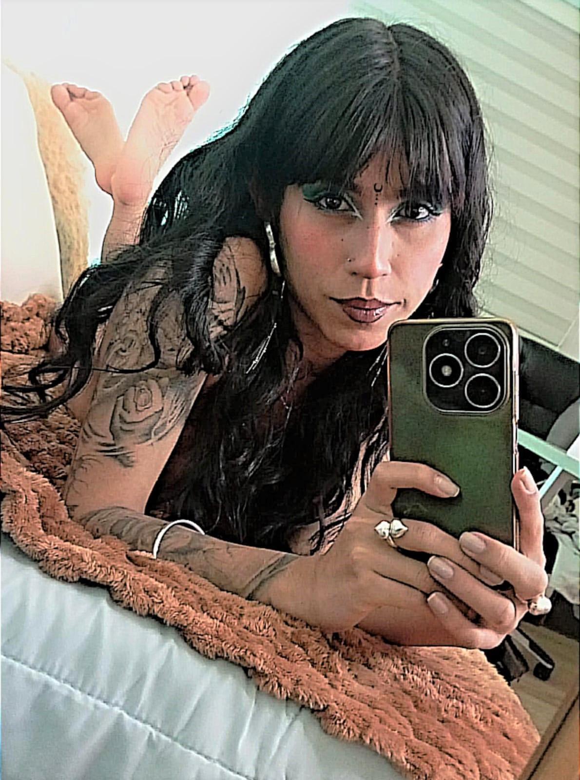 Bella_Poisonous Live Image