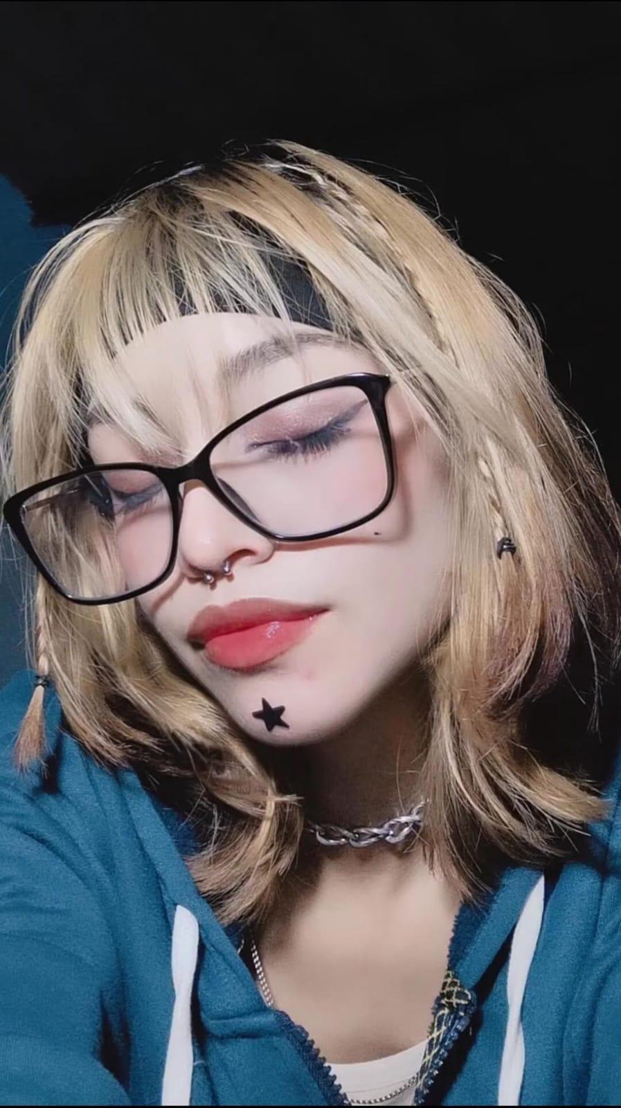 Carly_Latin18 Live Image