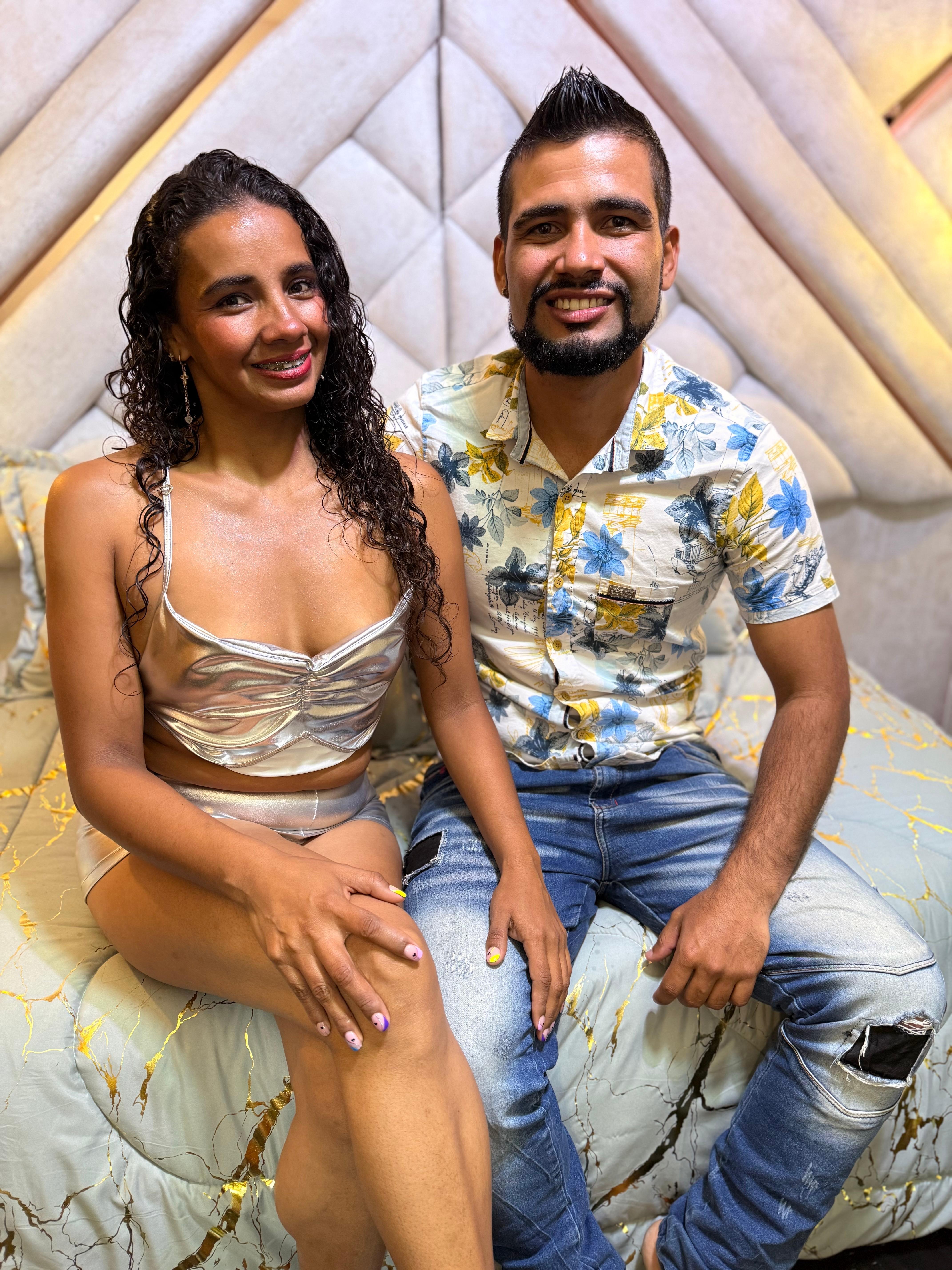 luxurycoupl Live Image