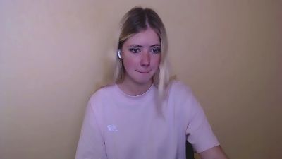 AliceMeaww_ live from United States