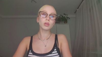 AnyaPeach live from Germany
