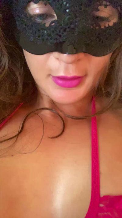 Curvybabe6969 live from United Kingdom