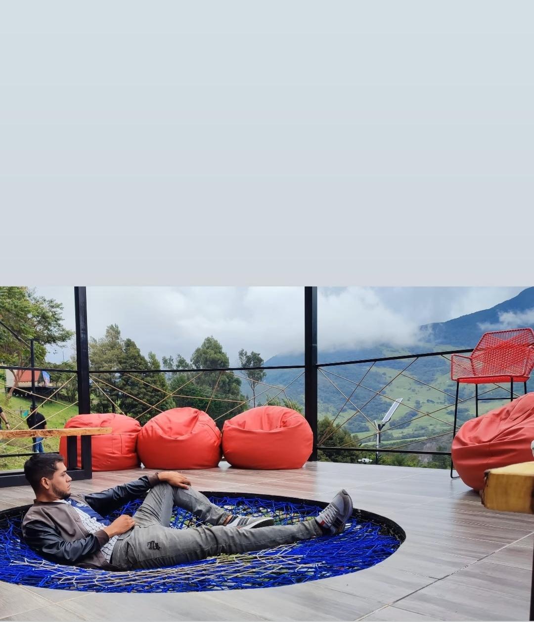 Dimitri_Latin2 live from Colombia
