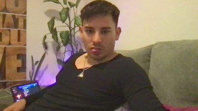 E1drian32_ live from Argentina