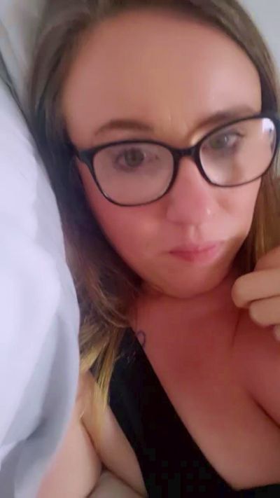 Emmaloulou3 live from United Kingdom