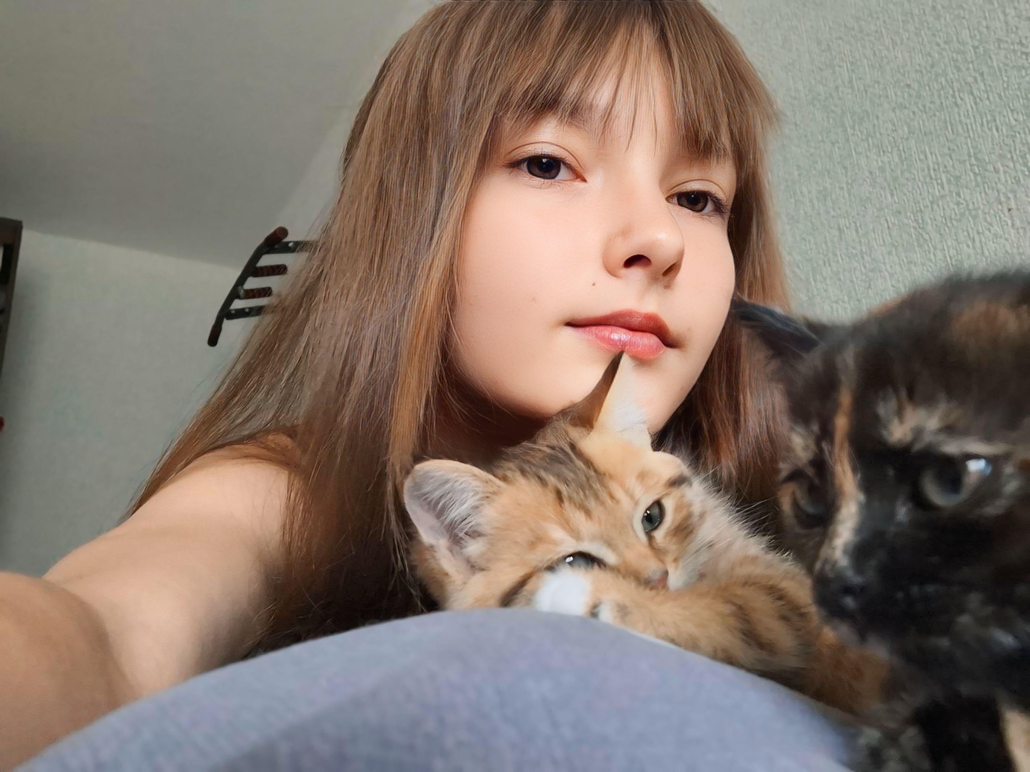 EnolaPrentiss live from France