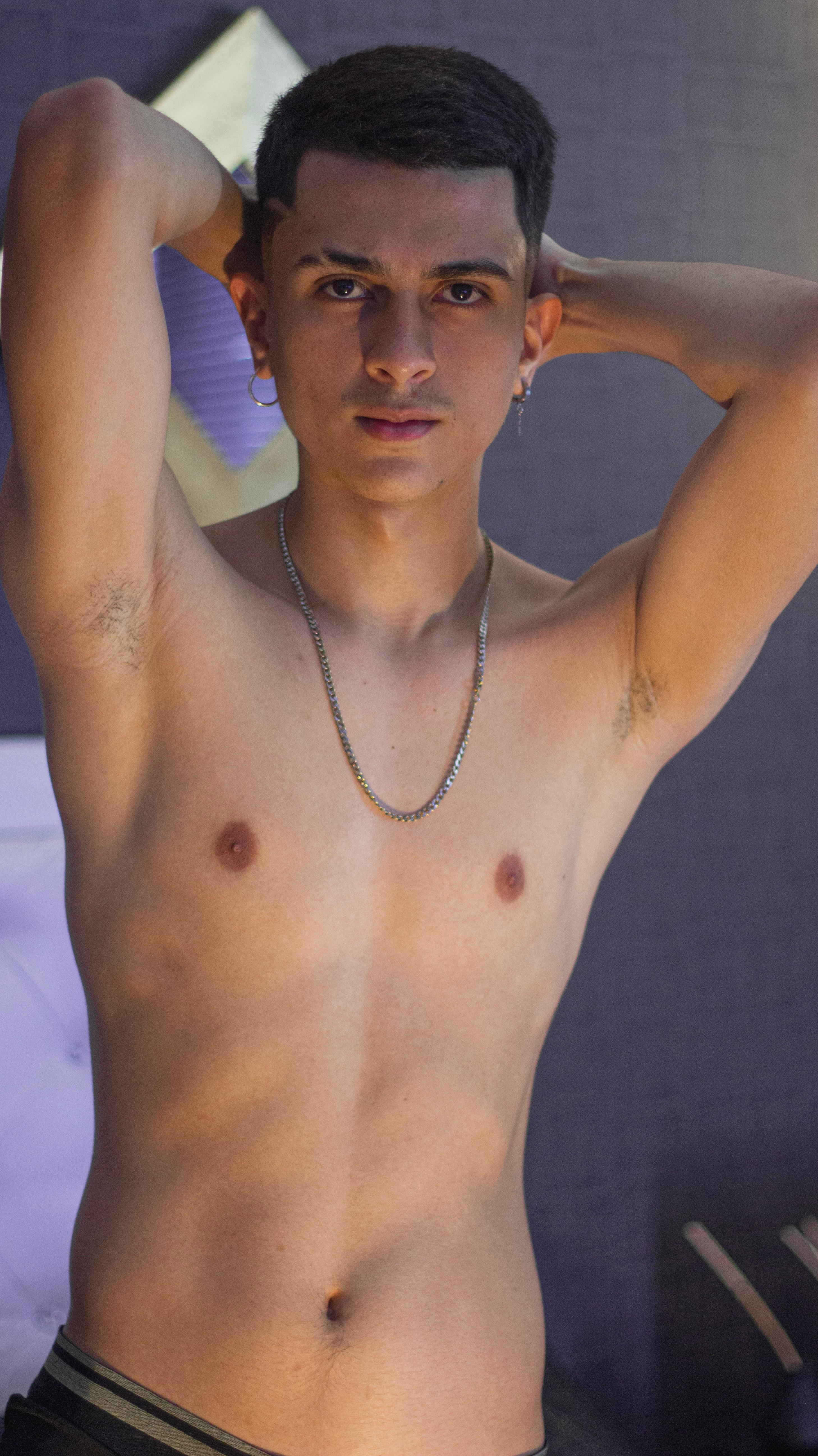 EthanSilver_ live from Colombia