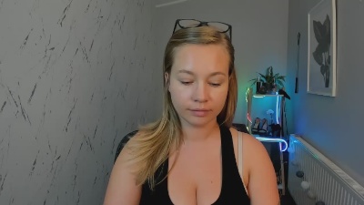 Holly_amazing live from United Kingdom