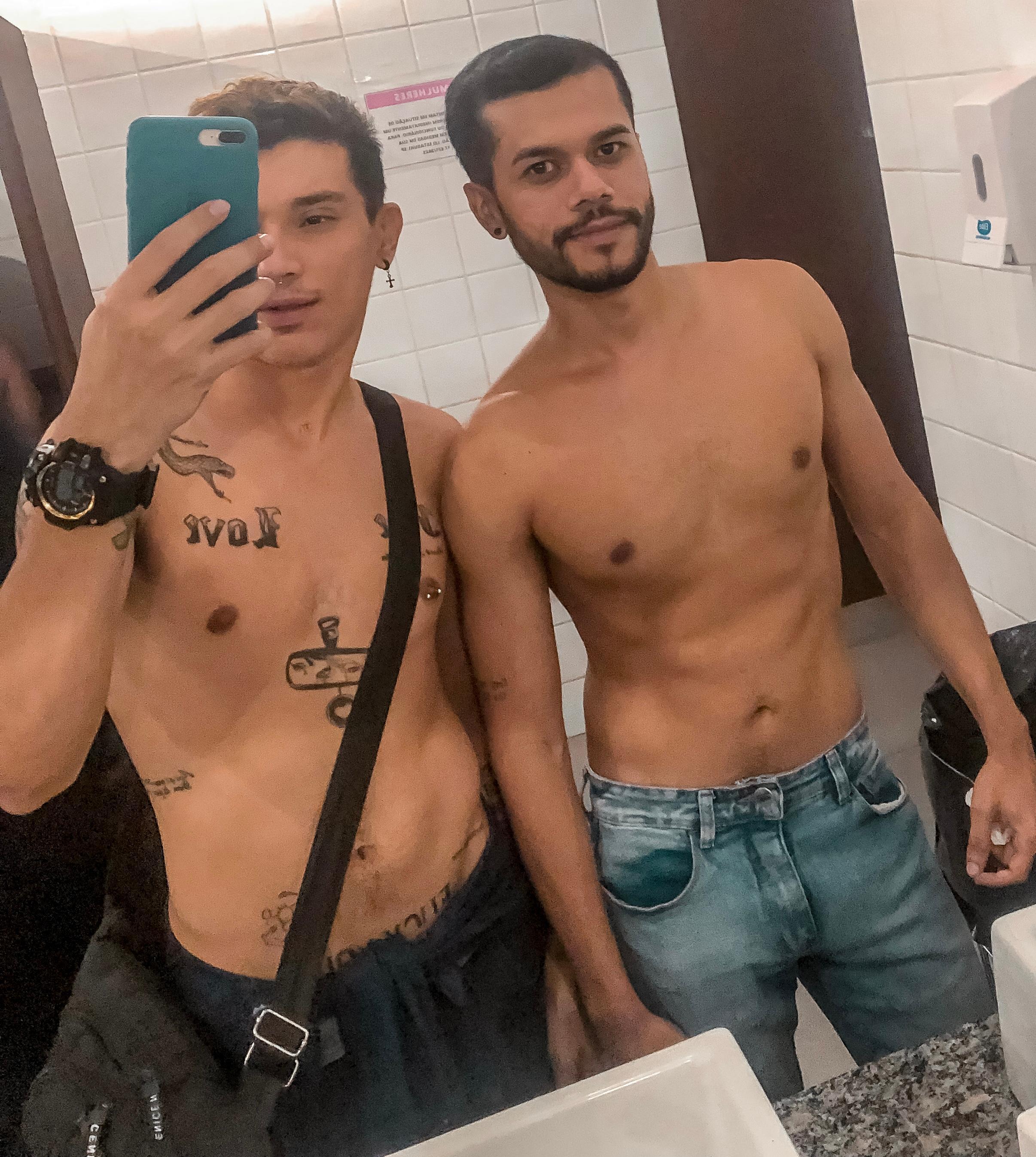 Johnshamash live from Brazil