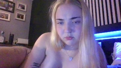 LOLAforeverxoxo live from United Kingdom