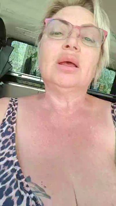 LindaL69 live from Italy