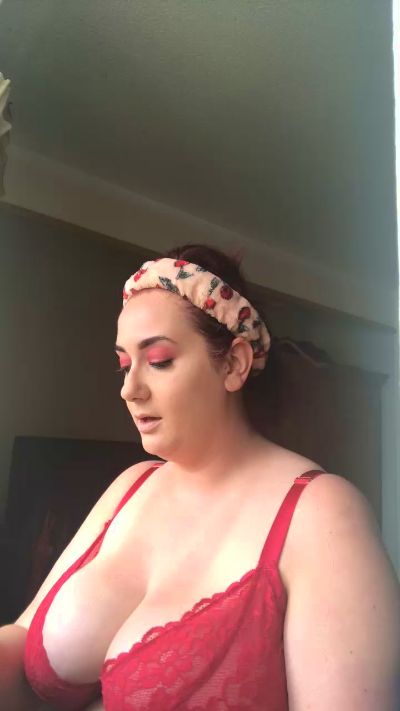 Meggieee98 live from United Kingdom