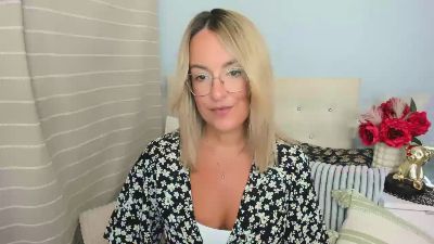 MollyHoney live from United Kingdom