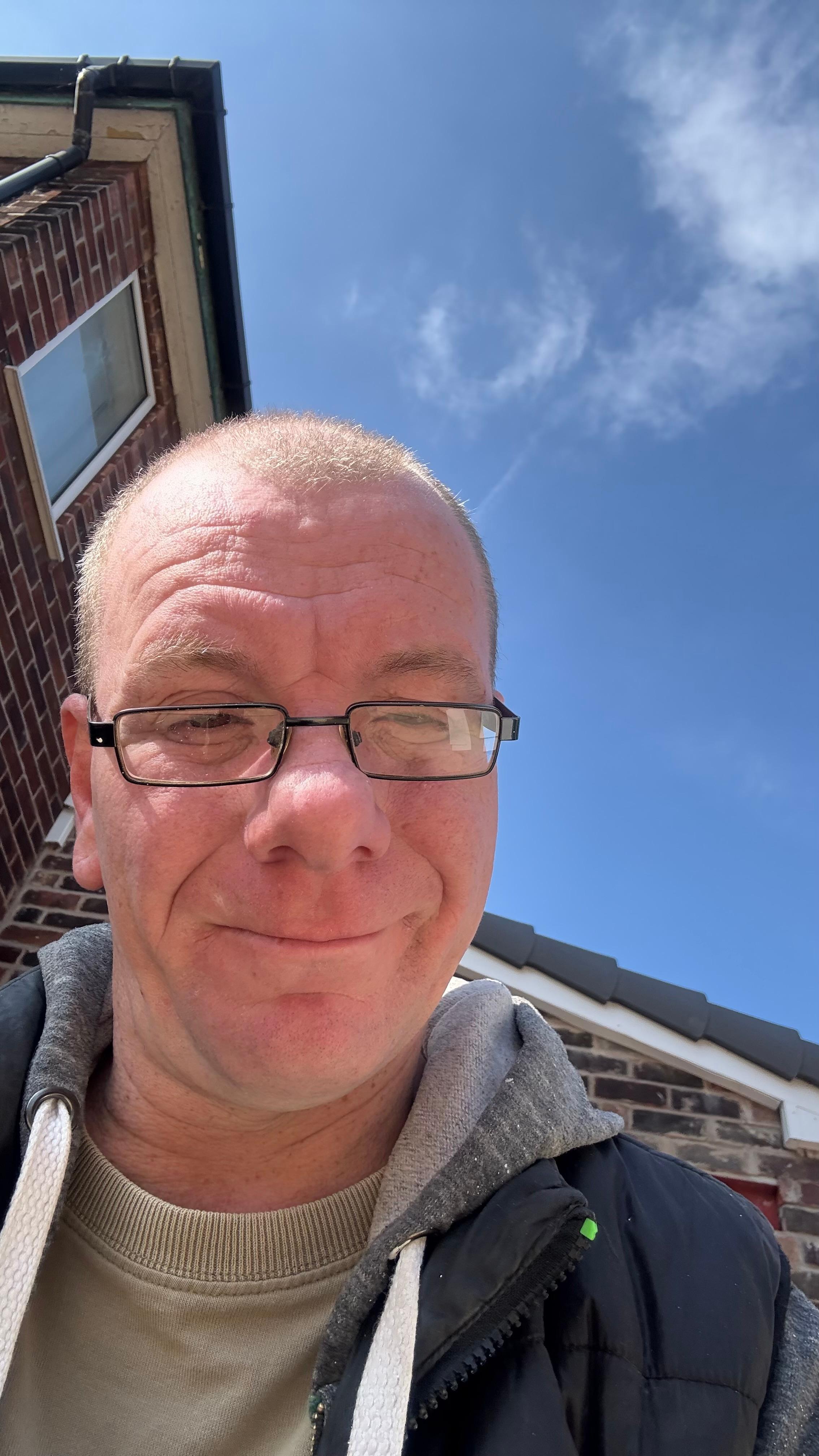 Sosfingers live from United Kingdom