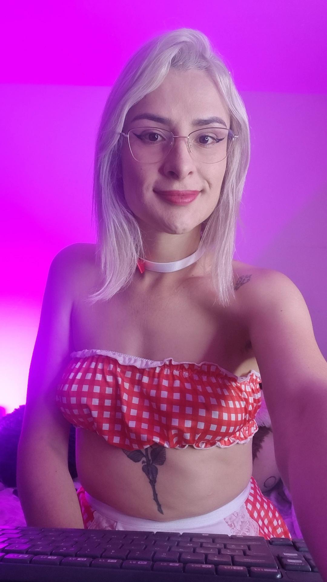 Youlittlestar28 live from United Kingdom