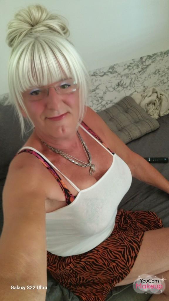 claudia2210 live from Germany